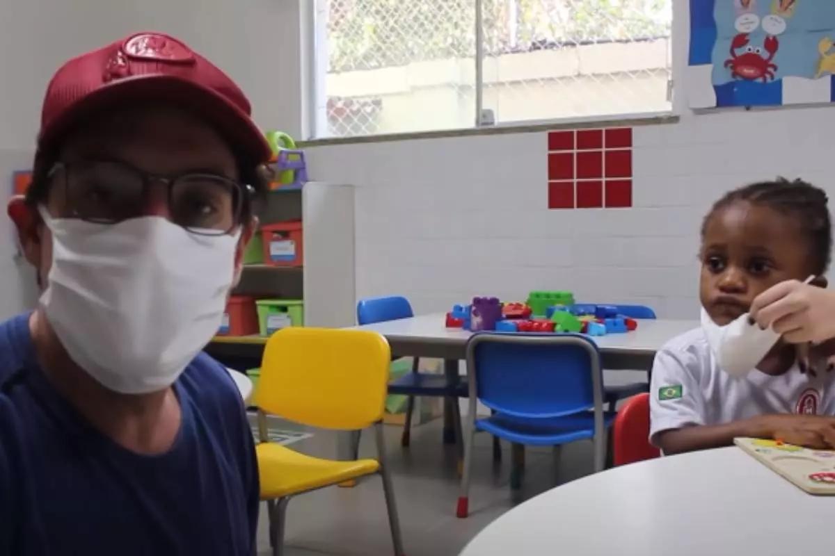 bruno de luca mostrando afilhada sophie tendo aula