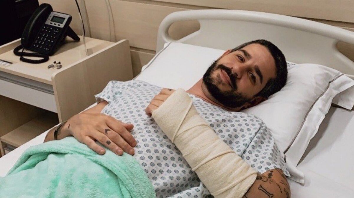 Ator Pedro Neschling no leito do hospital, após cirurgia no braço