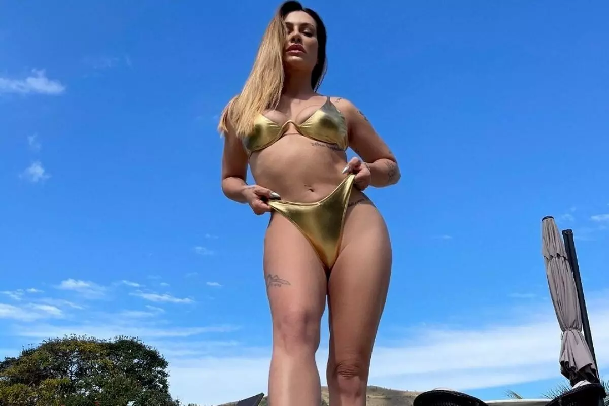 Cleo de biquíni dourado