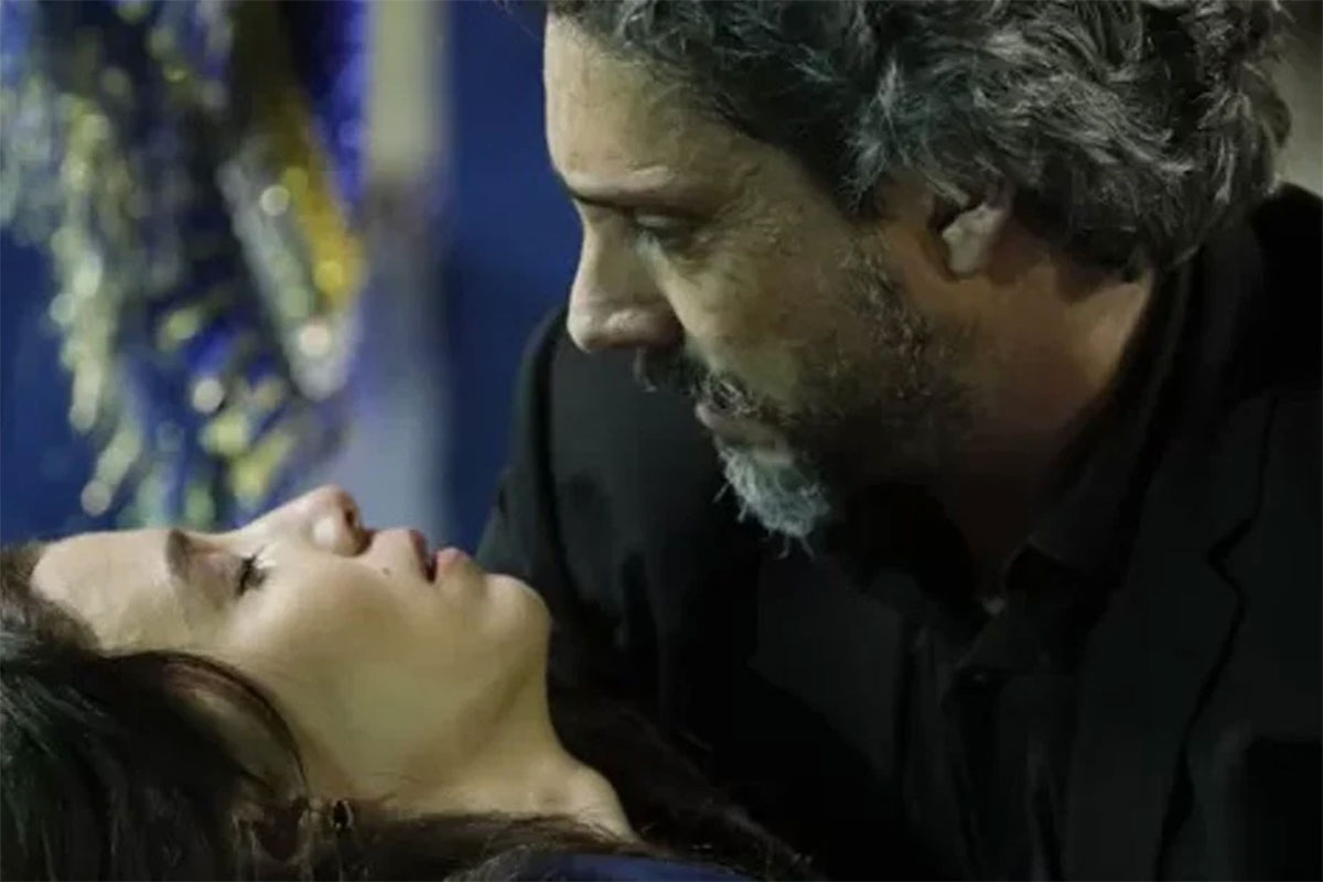 Cora (Marjorie Estiano) desmaia nos braços de José Alfredo (Alexandre Nero)