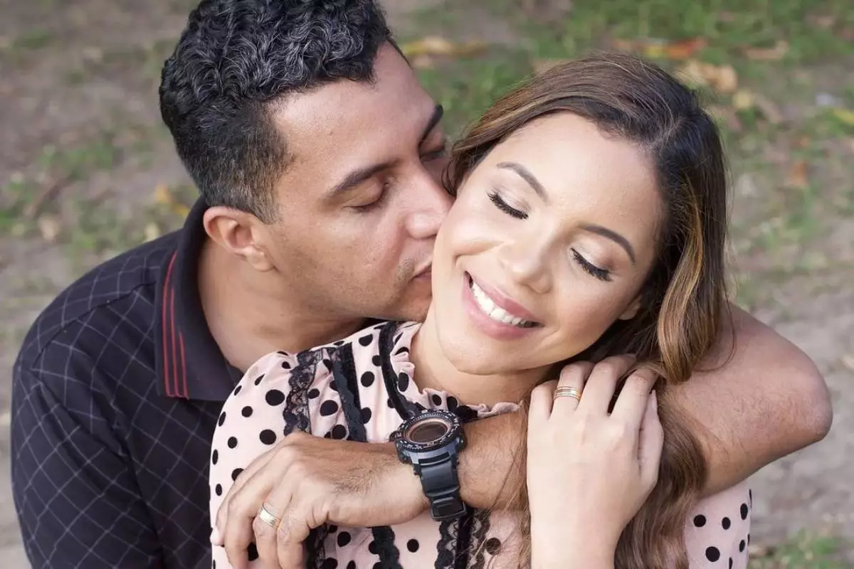 dobson santos lascando um beijo em amanda wanessa enquanto se abraçam