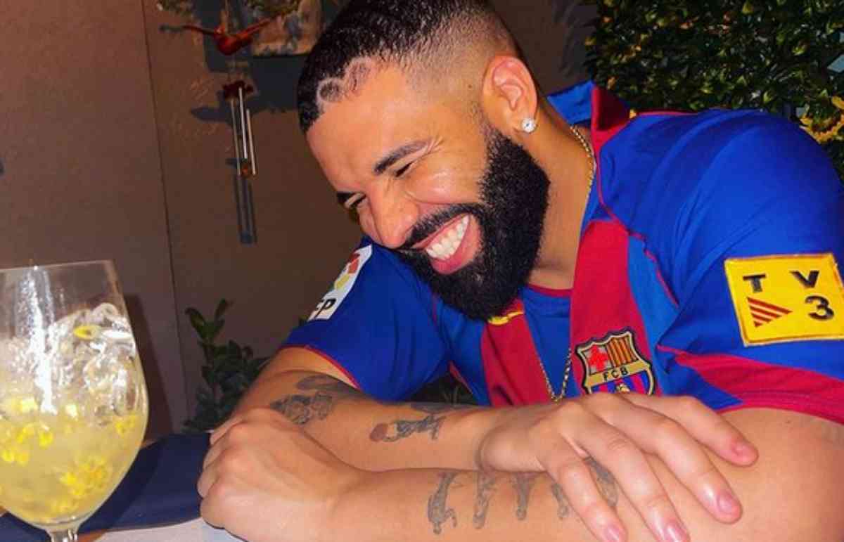 Drake feliz e sorridente
