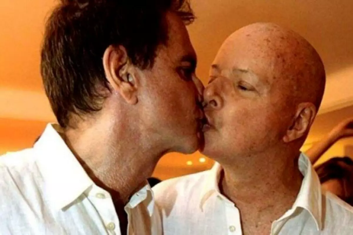 Edgar Moura Brasil e Gilberto Braga se beijando