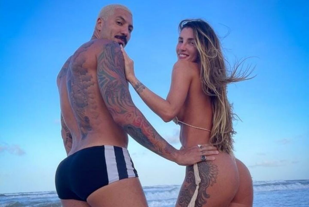 Fernando Medeiros de sunga e Aline Gotschalg de biquíni na praia