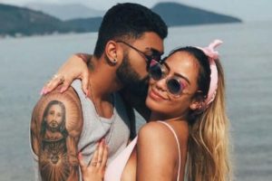 Rafaella Santos e Gabigol em foto juntos, na praia