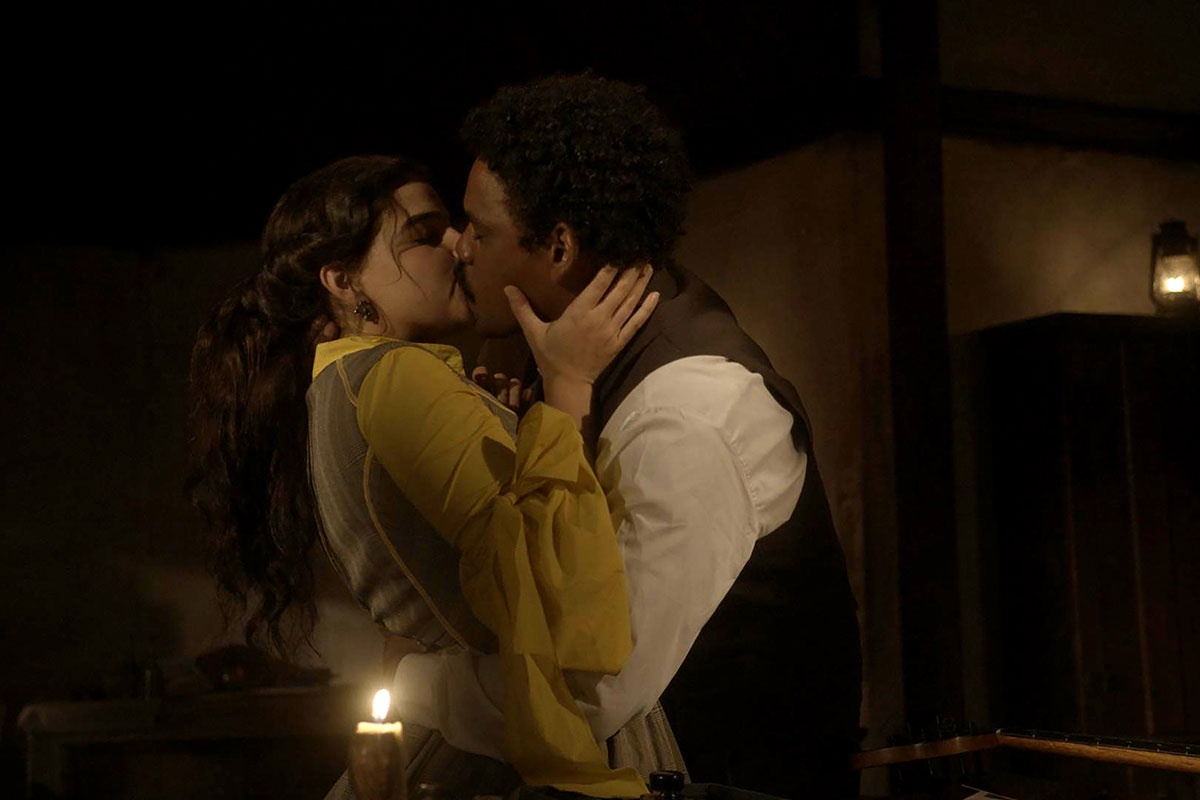 Pilar (Gabriela Medvedovski) e Samuel (Michel Gomes) se beijam em Nos Tempos do Imperador
