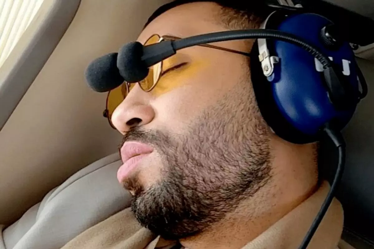 Gil do Vigor dormindo no helicóptero