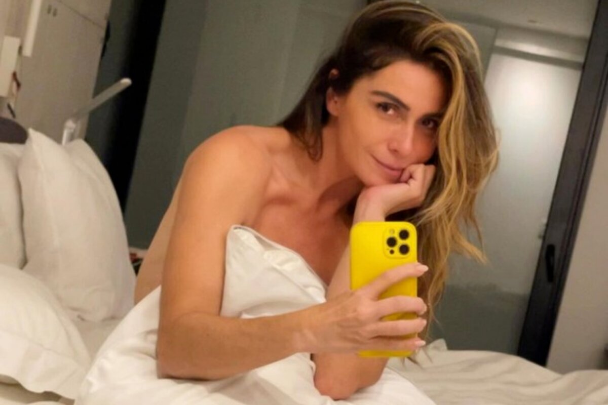 Giovanna Antonelli na cama, escondendo as prtes íntimas com o travesseiro