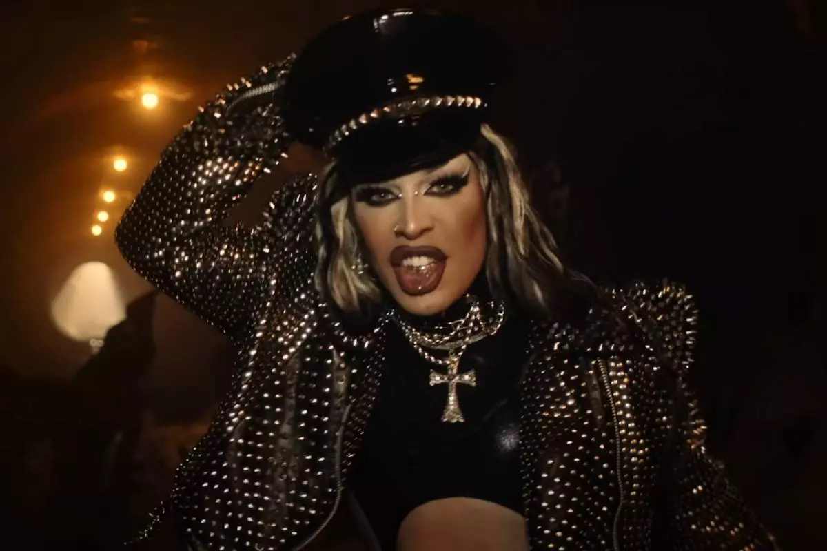 gloria groove fugindo de zumbis em cena do clipe de a queda