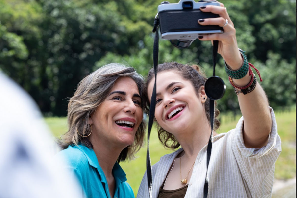 Gloria Pires e Maisa Silva sorridentes para selfie em filme