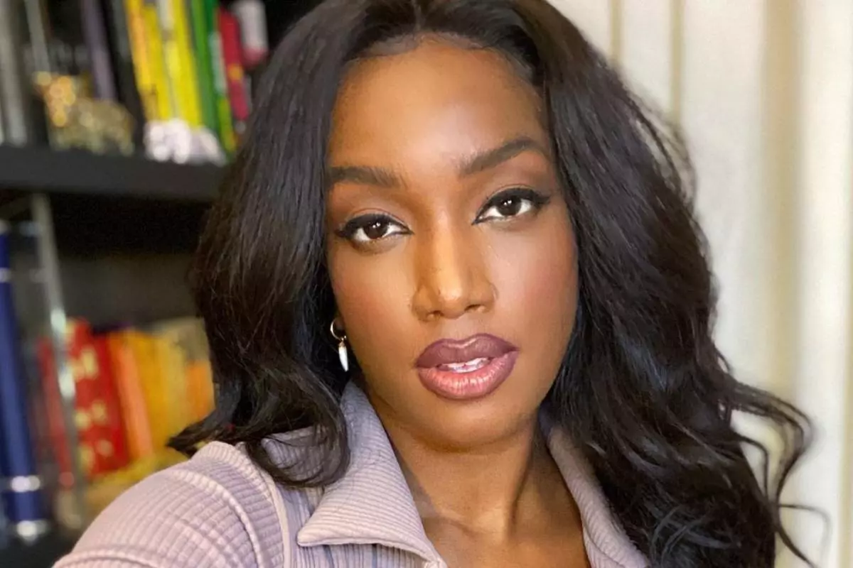 iza posando bonitona e estilosa para selfie perto de estante de livros