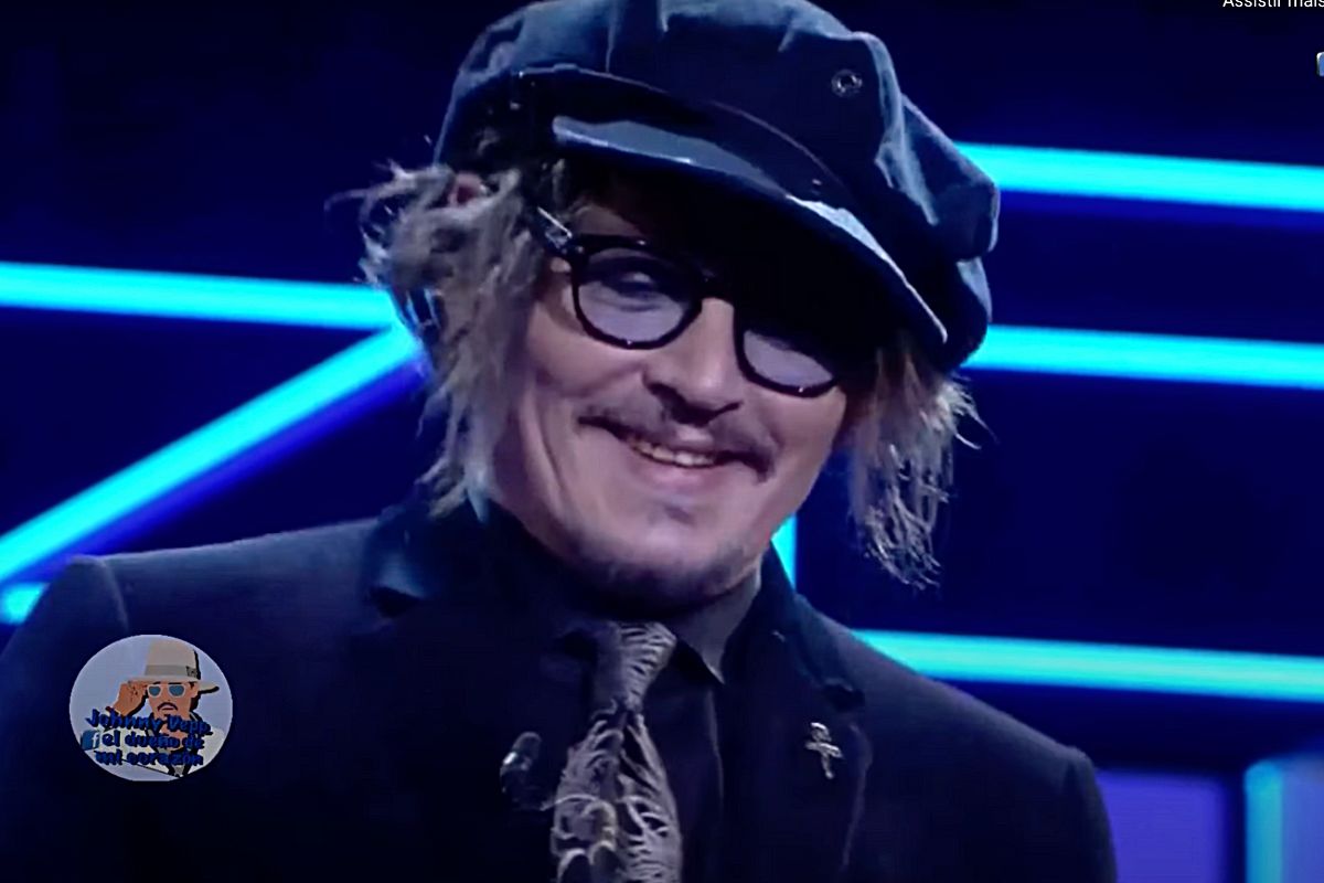 Johnny Depp sorrindo em palco de premiação