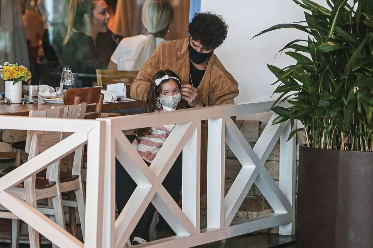 José Loreto curte a tarde com Bella em shopping carioca