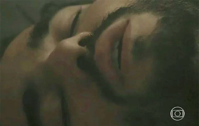 José Pedro (Caio Blat) desmaia em sauna, em Império