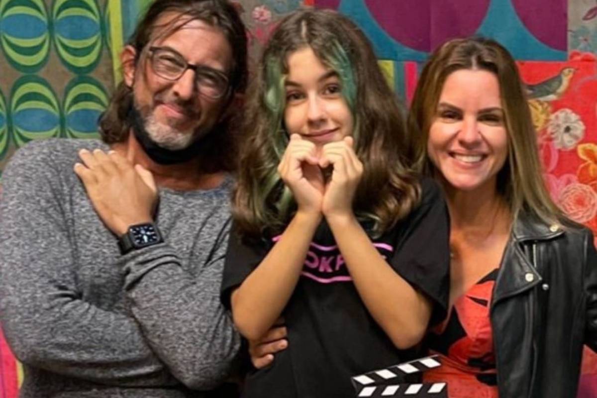 atriz mirim julia mello posando com os pais em festa de aniversario