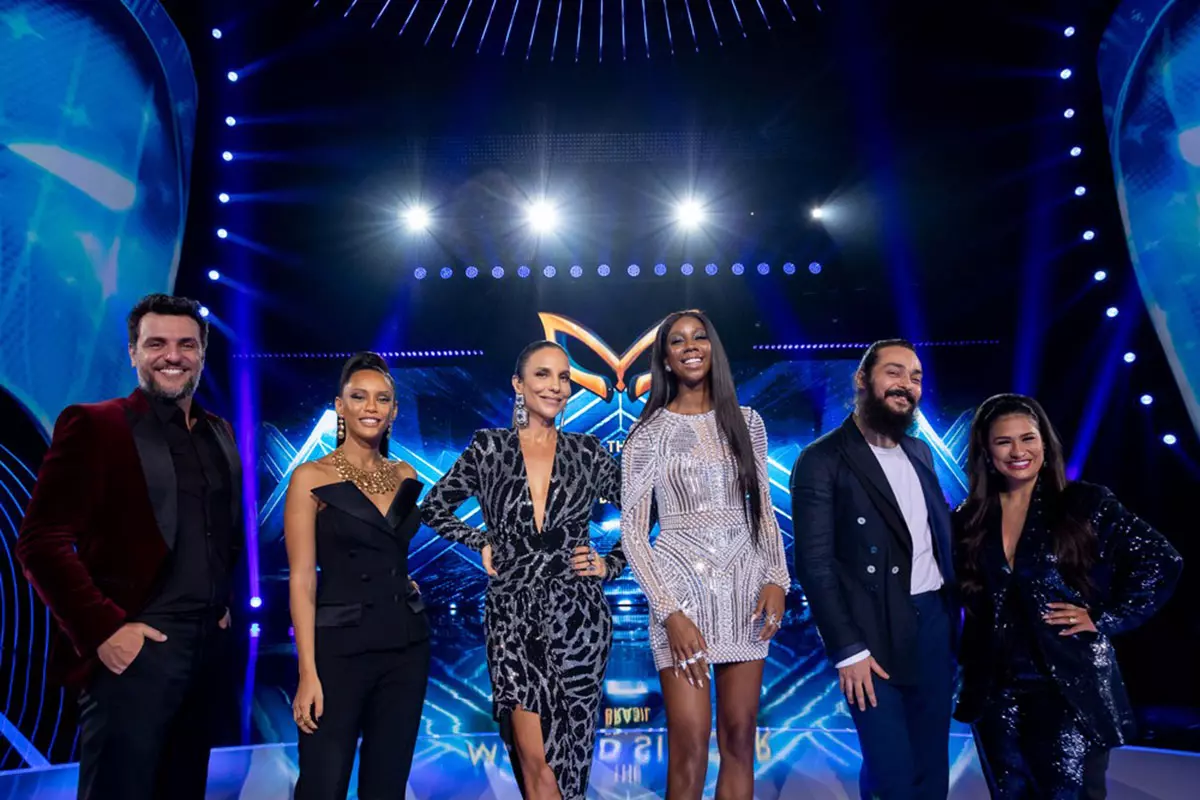 Rodrigo, Lombardi, Taís Araújo, Ivete Sangalo, Camilla de Lucas, Eduardo Sterblitch e Simone Mendes no palco do The Masked Singer Brasil