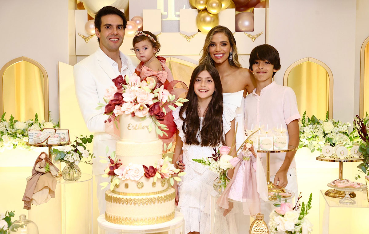 Kaká e Carol Dias com a filha Esther mais os filhos do jogador Isabela e Luca