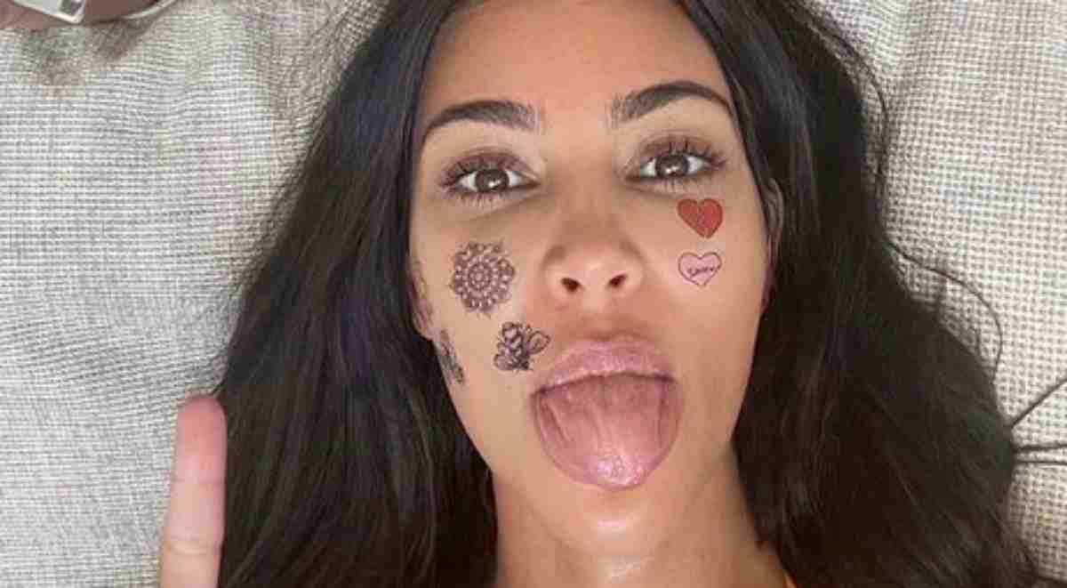 Kim Kardashian com a cara tatuada