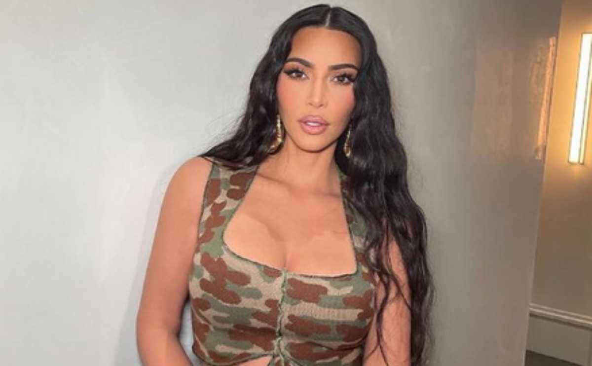 Kim Kardashian posa de estampa camuflada
