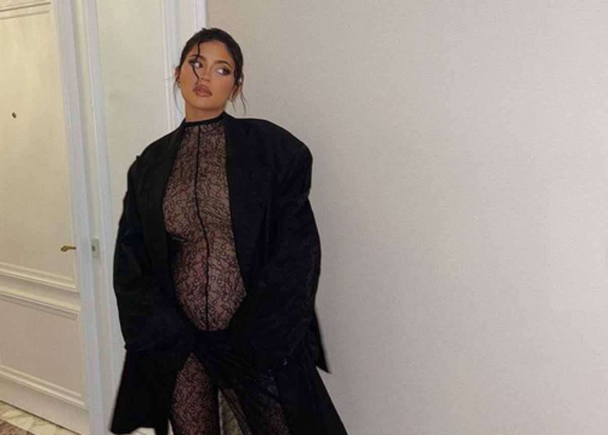 Kylie Jenner mostrando o barrigão