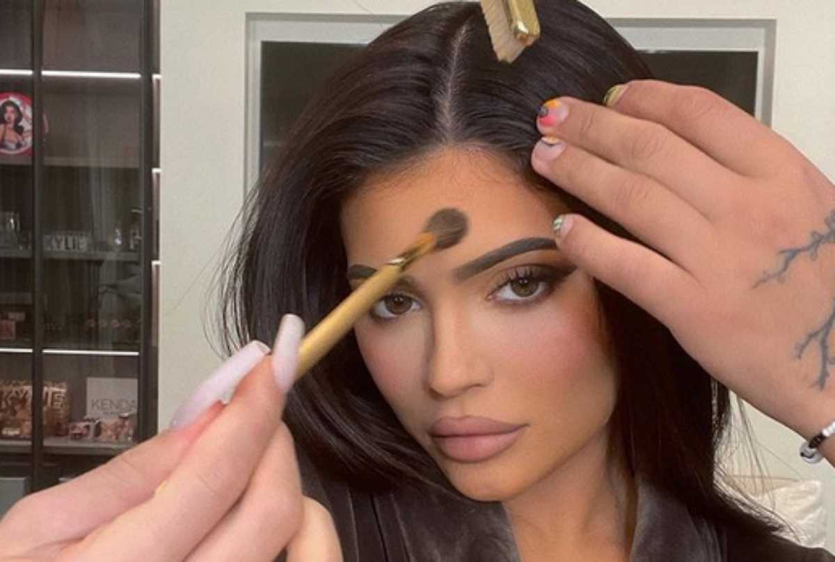 Kylie Jenner sendo maquiada