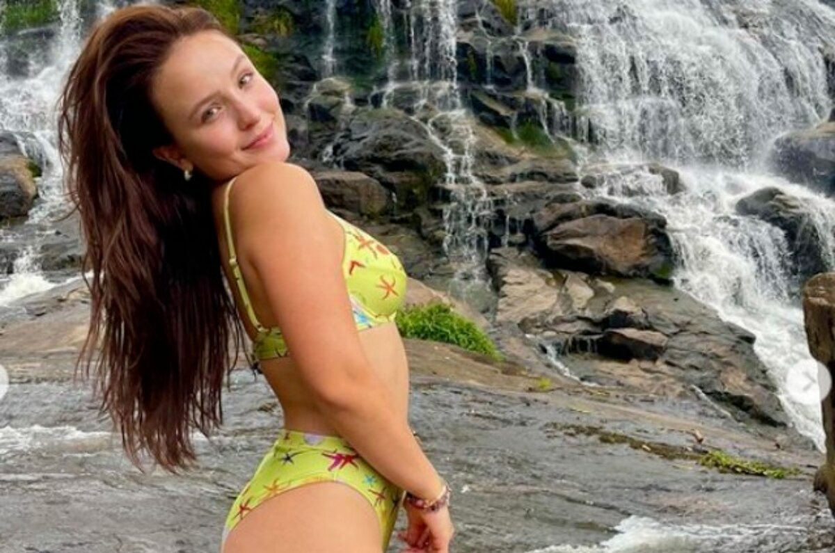 Larissa Manoela, de biquíni amarelo estampado, na cachoeira