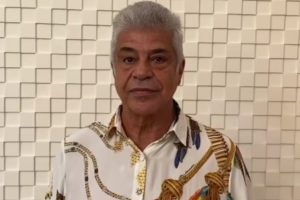 Lulu Santos com camisa estampada