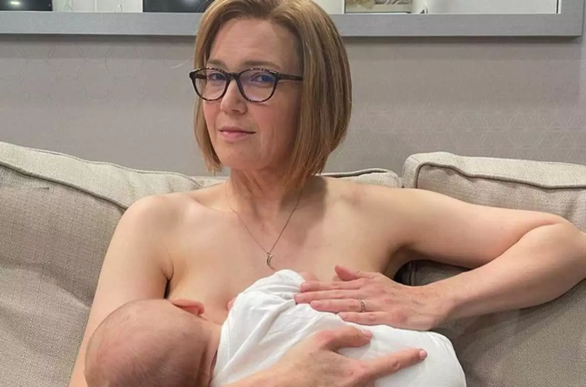Mandy Moore amamenta o filho no set de This is Us
