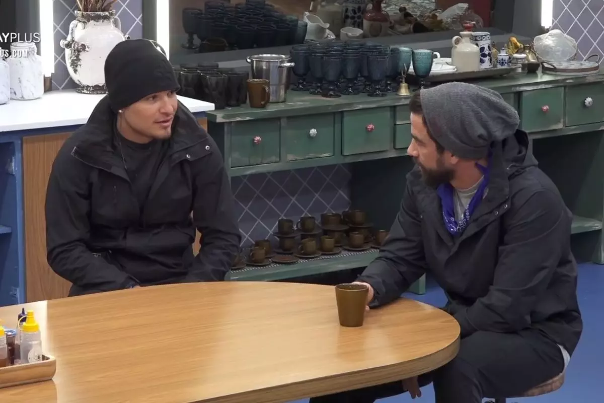 MC Gui e Erasmo Viana conversam na cozinha de 'A Fazenda 13'