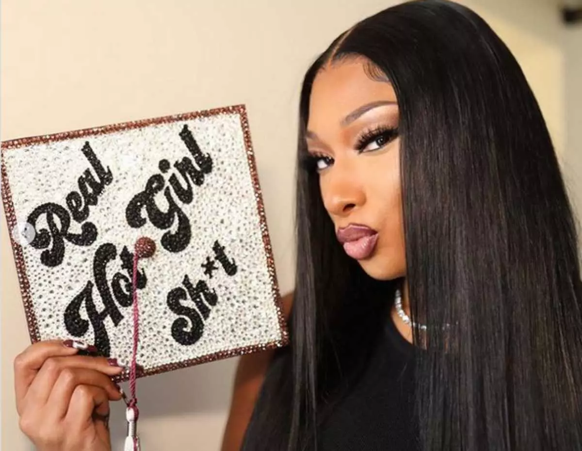 Megan The Stallion segurando um capelo