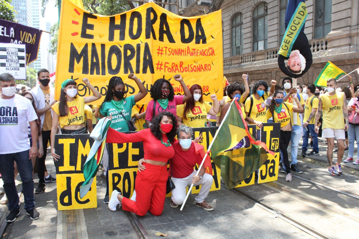 Paulo Betti e Dadá Coelho participam de manifestação contra Bolsonaro