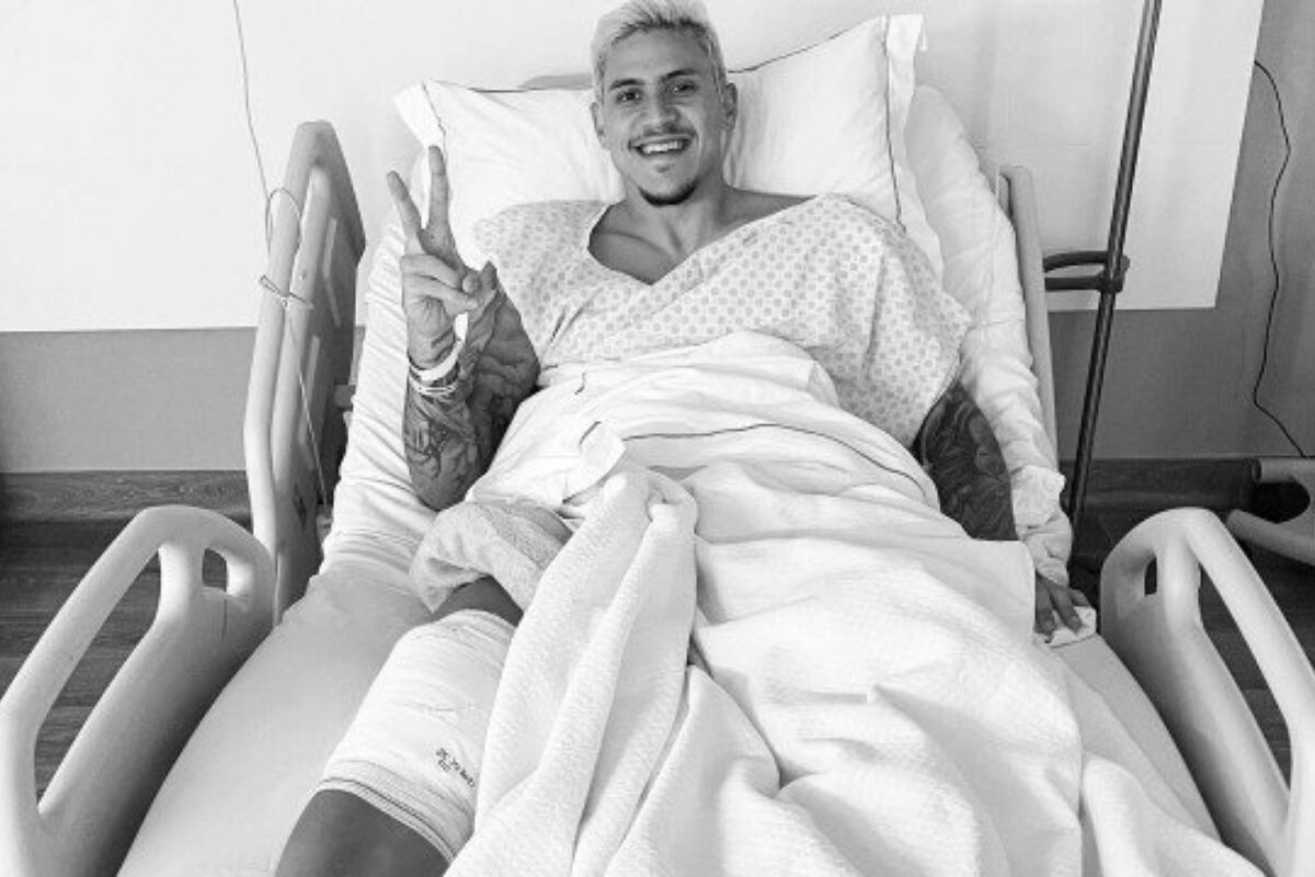 Pedro, jogador do Flamengo, no leito do hospital. fazendo sinal de positivo