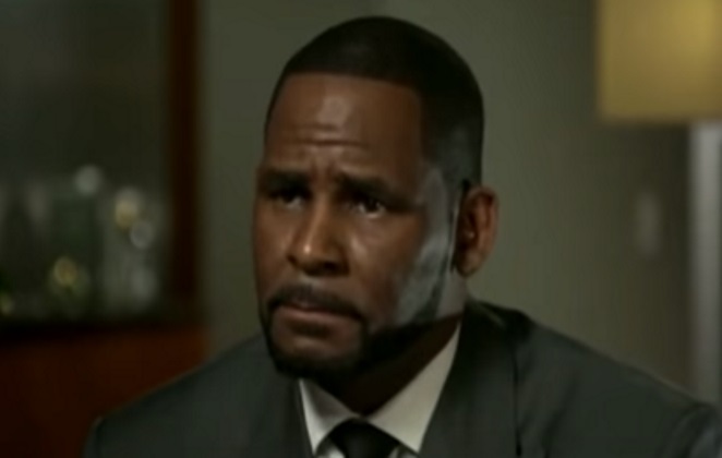 R.Kelly chora e se altera ao falar de acusações em entrevista