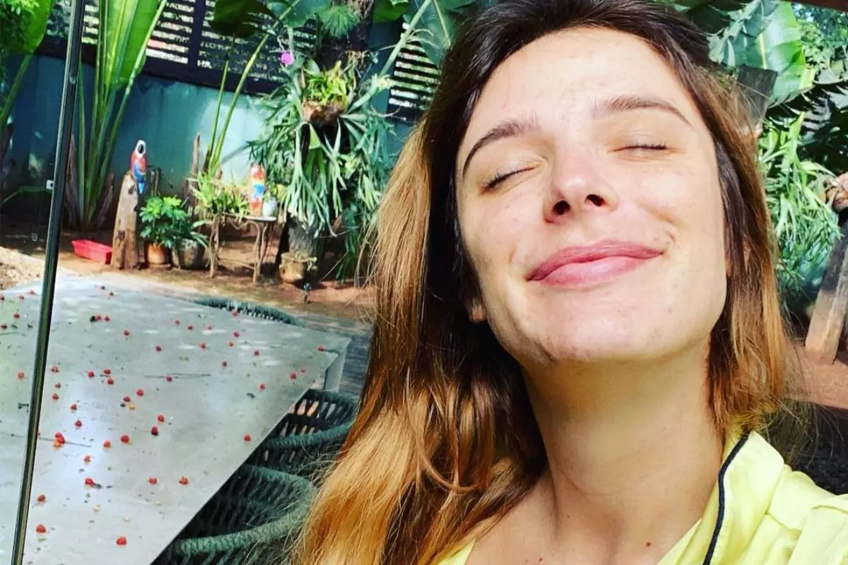 rafa brites posando ao sol com olhos fechados e sorrindo