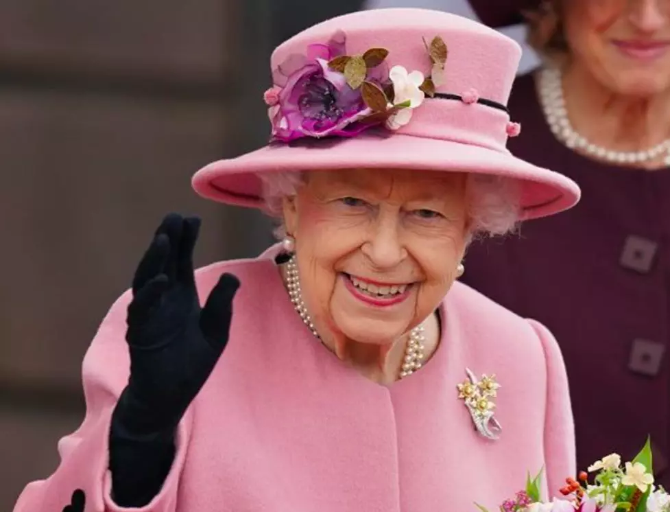 Rainha Elizabeth passa a noite no hospital por conselho médico