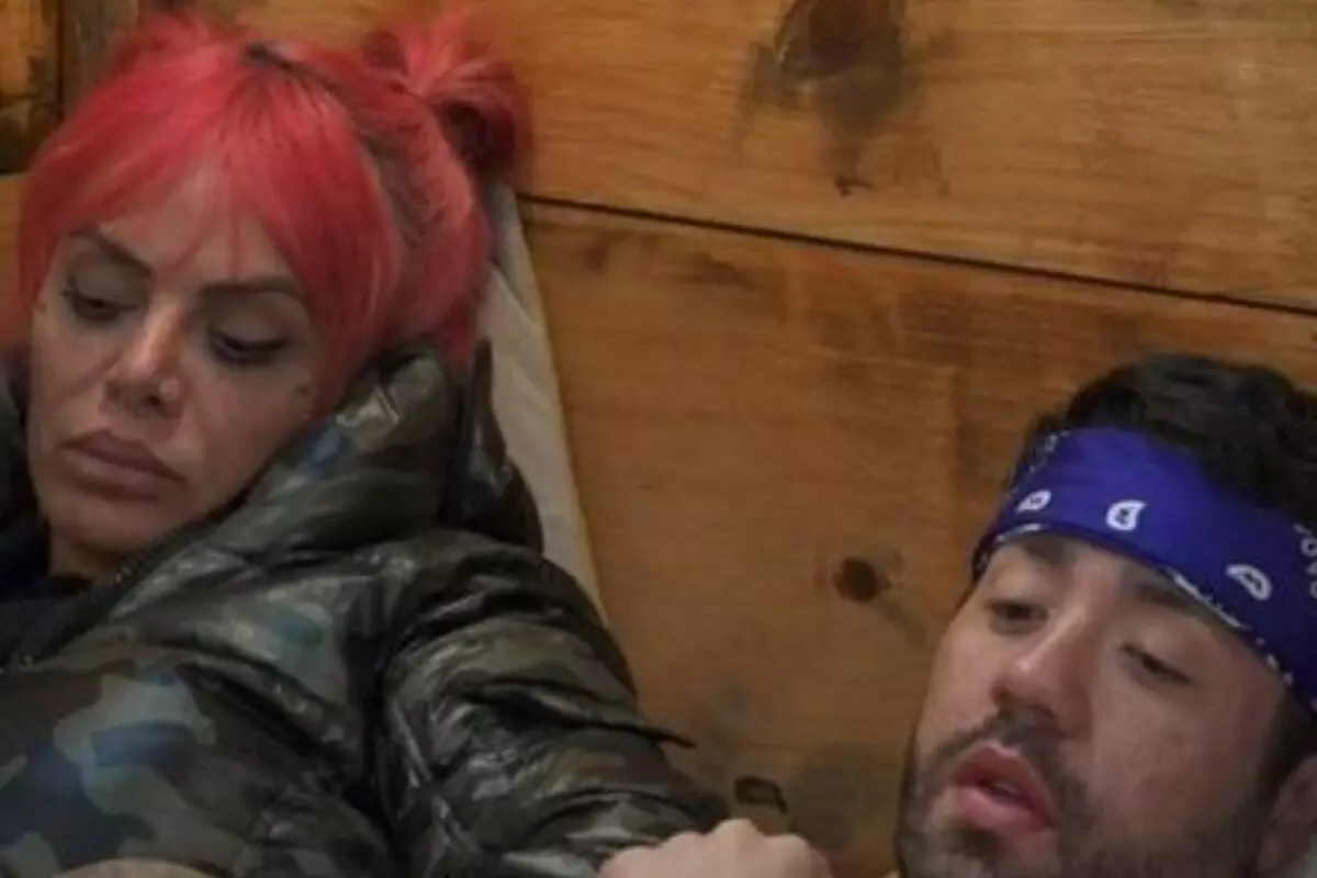 Rico e Valentina conversam na casa da árvore