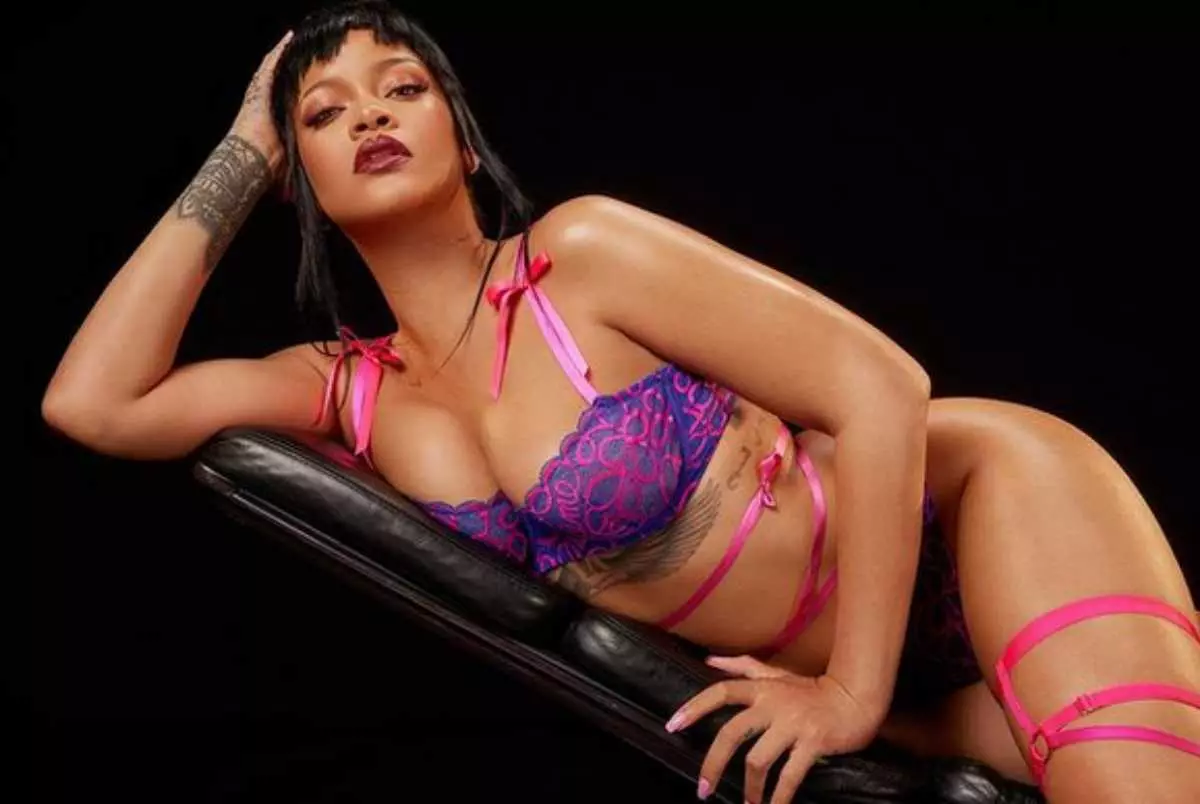 Rihanna posa com lingerie de sua marca íntima