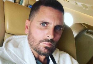 Scott Disick, selfie sério no avião