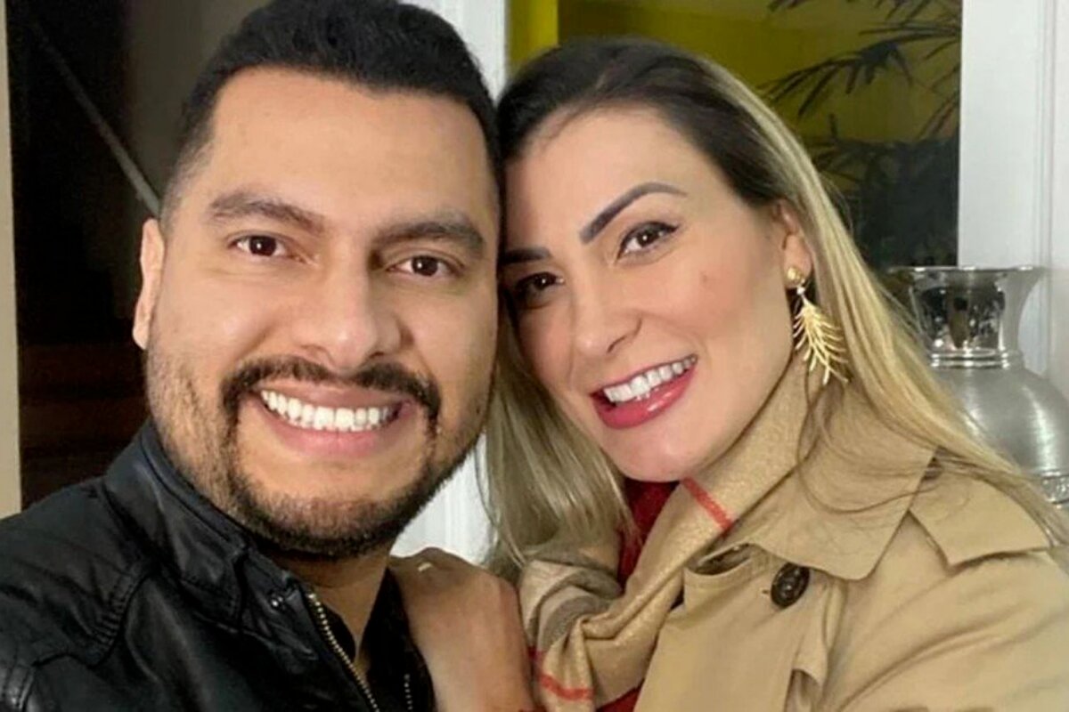 Tiago Lopes e Andressa Urach sorrindo, abraçados