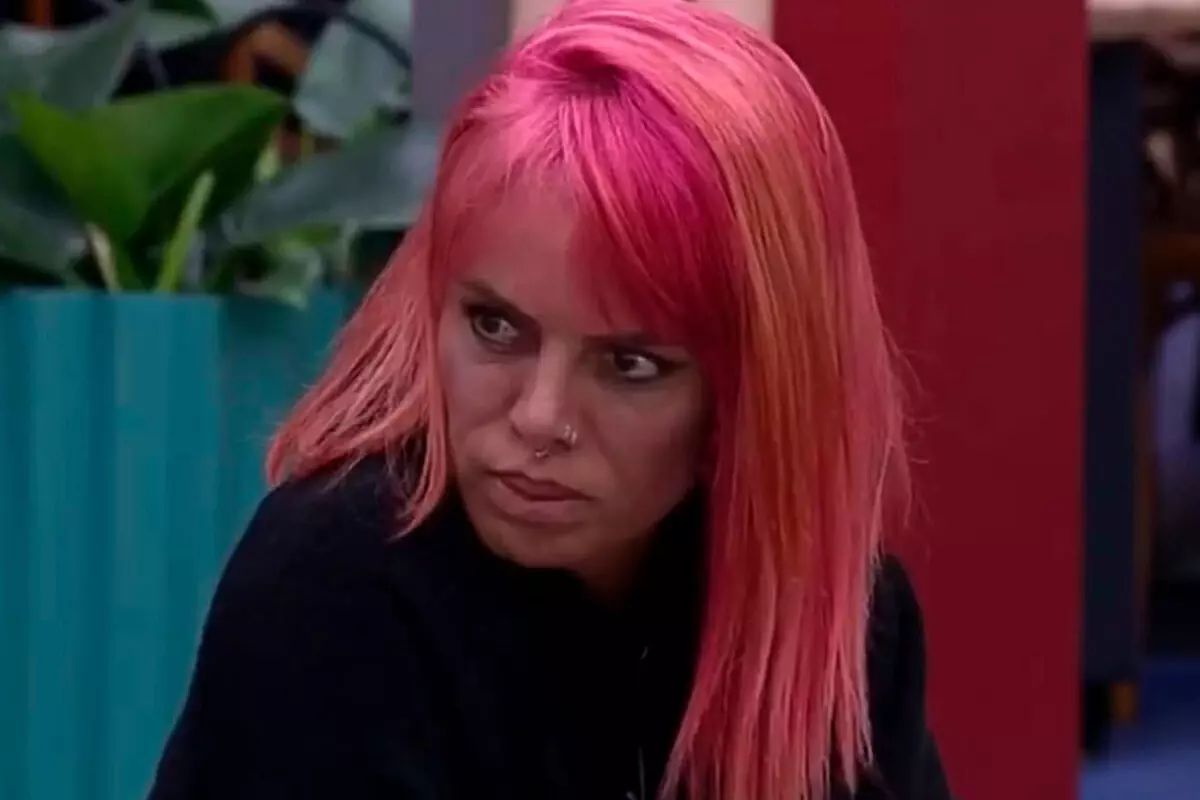 Valentina Francavilla sentada, olhando séria para o lado