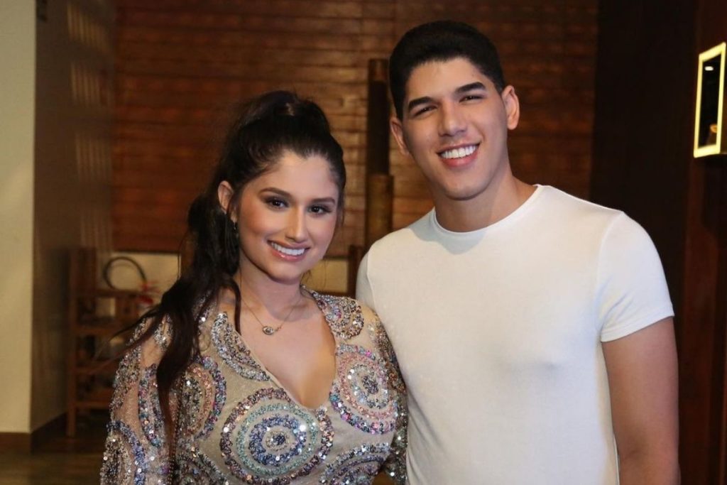 Zé Vaqueiro e a esposa, Ingra, em foto abraçados lado a lado e sorrindo