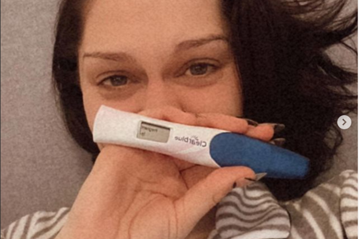 Jessie J com teste de gravidez na mao
