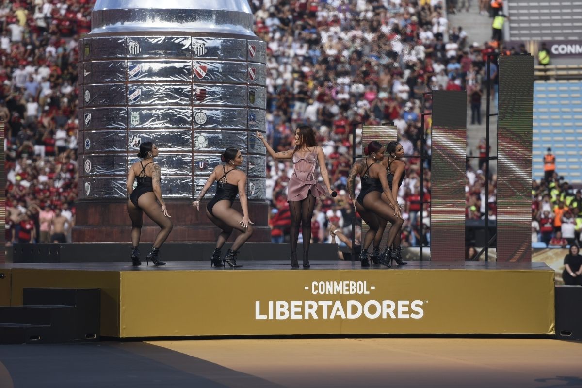 Anitta se apresentando em show na final da Libertadores 2021
