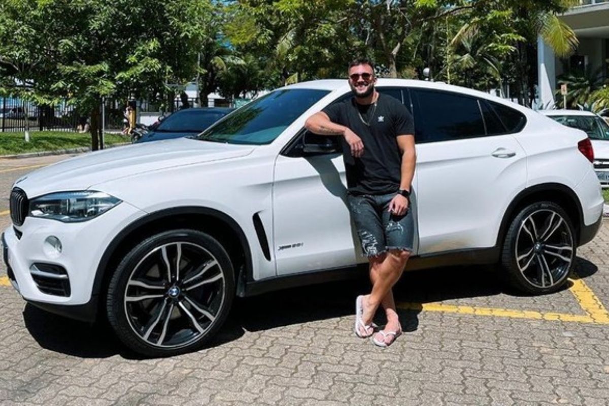 Artur Picoli posa com BMW nova
