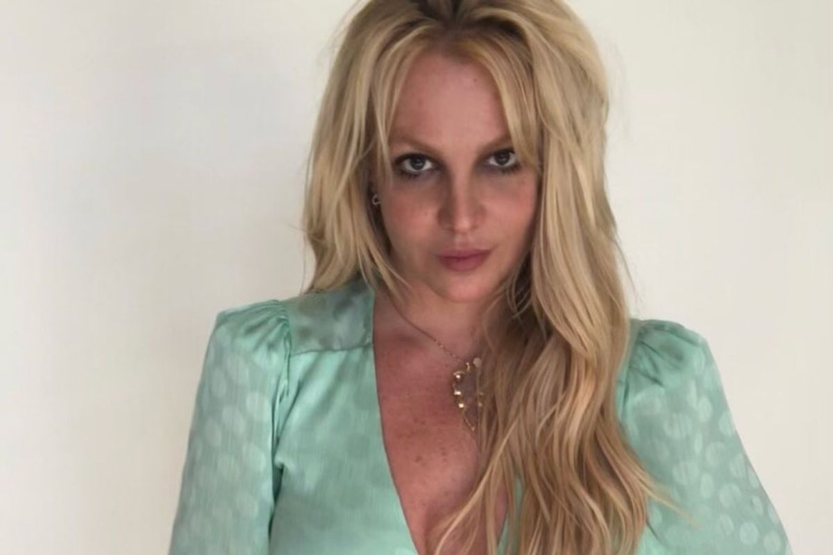 Britney Spears de blusa azul