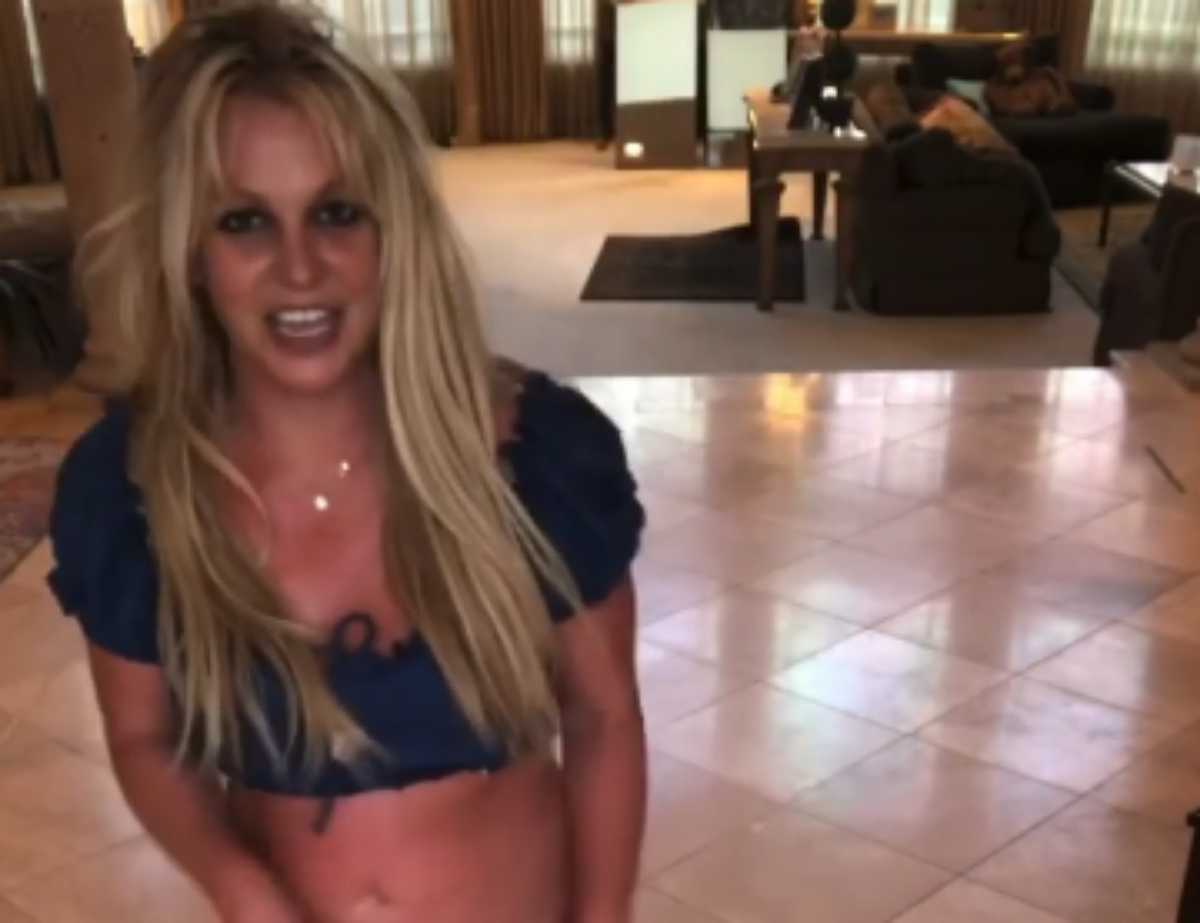 Britney Spears dançando feliz