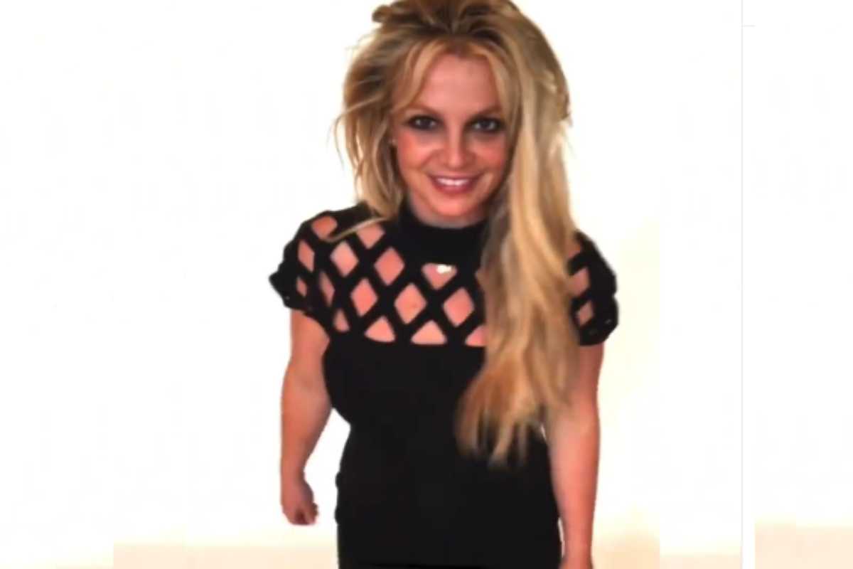 Britney Spears desfilando de vestido preto