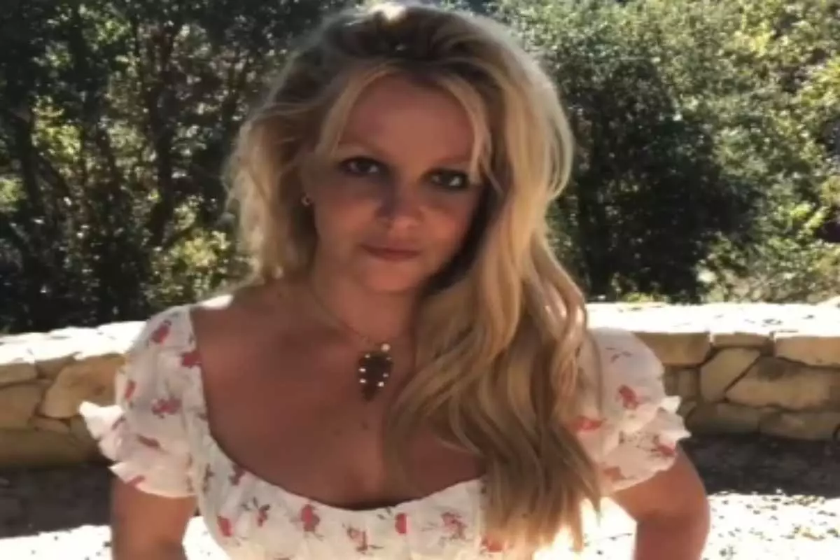 Britney Spears comemora sua primeira taça de champanhe após 13 anos