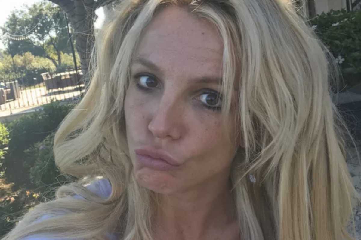 Britney Spears com cabelo desarrumado