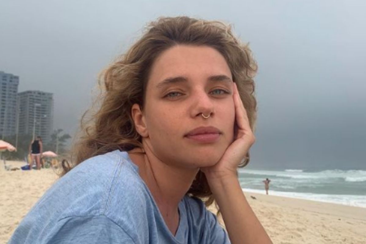 Bruna Linzmayer em foto na praia